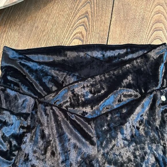 NWOT Fabletics Black Velvet Leggings (Sz L) - Picture 3 of 4